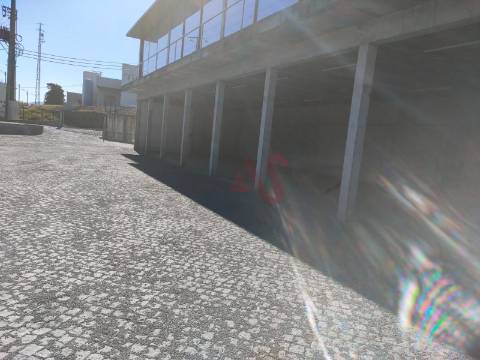 Armazém para comércio e serviços em Serzedelo, Guimarães
