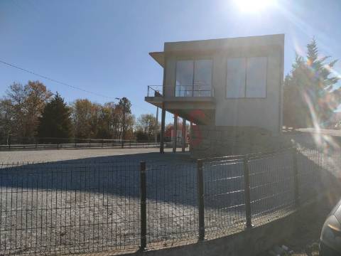Armazém para comércio e serviços em Serzedelo, Guimarães