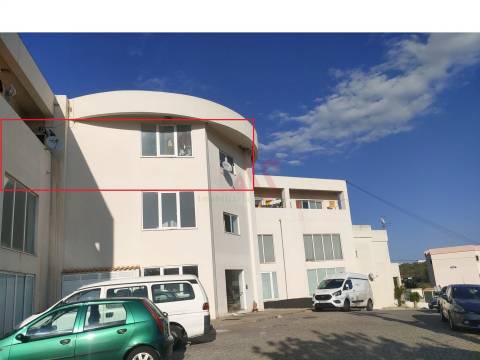 Loja com 309 m2, em Albufeira, Inserido no Edifício Albufeira Parque, próximo da Praia.