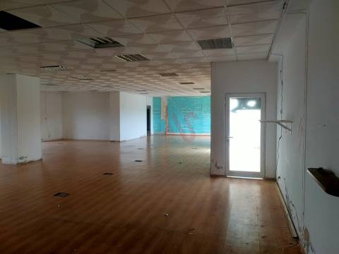 Loja com 309 m2, em Albufeira, Inserido no Edifício Albufeira Parque, próximo da Praia.