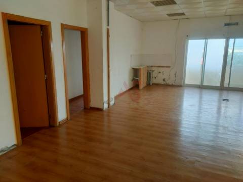 Loja com 309 m2, em Albufeira, Inserido no Edifício Albufeira Parque, próximo da Praia.