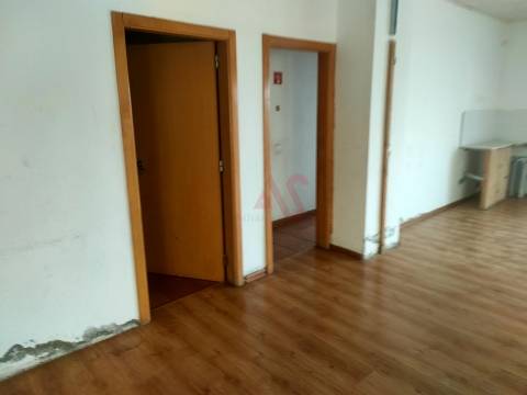 Loja com 309 m2, em Albufeira, Inserido no Edifício Albufeira Parque, próximo da Praia.