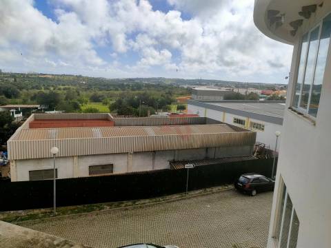 Loja com 309 m2, em Albufeira, Inserido no Edifício Albufeira Parque, próximo da Praia.