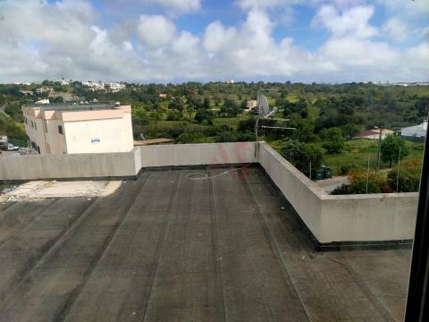 Loja com 309 m2, em Albufeira, Inserido no Edifício Albufeira Parque, próximo da Praia.