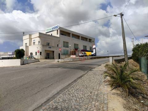 Loja com 332,6 m2, em Albufeira &#124; a 10 minutos da praia &#124; Inserido no Edifício Albufeira Parque