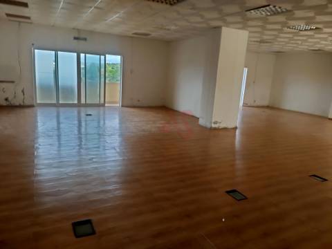 Loja com 332,6 m2, em Albufeira &#124; a 10 minutos da praia &#124; Inserido no Edifício Albufeira Parque