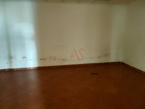 Loja com 332,6 m2, em Albufeira &#124; a 10 minutos da praia &#124; Inserido no Edifício Albufeira Parque