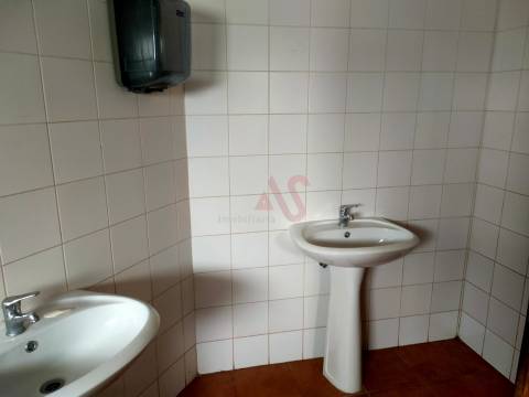 Loja com 332,6 m2, em Albufeira &#124; a 10 minutos da praia &#124; Inserido no Edifício Albufeira Parque