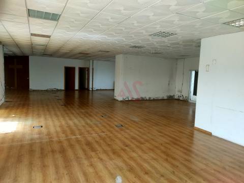 Loja com 332,6 m2, em Albufeira &#124; a 10 minutos da praia &#124; Inserido no Edifício Albufeira Parque