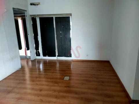 Loja com 332,6 m2, em Albufeira &#124; a 10 minutos da praia &#124; Inserido no Edifício Albufeira Parque