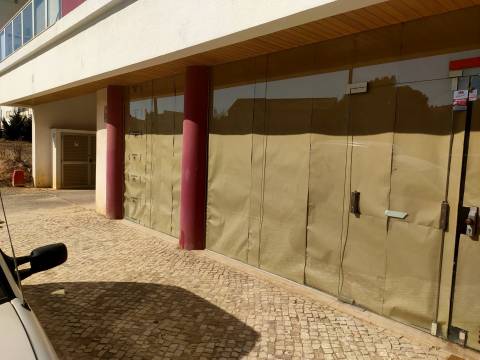 Loja com 166.12 m2 em Guia, Albufeira
