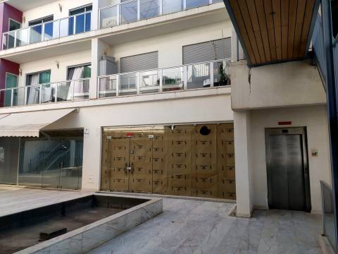 Loja com 166.12 m2 em Guia, Albufeira