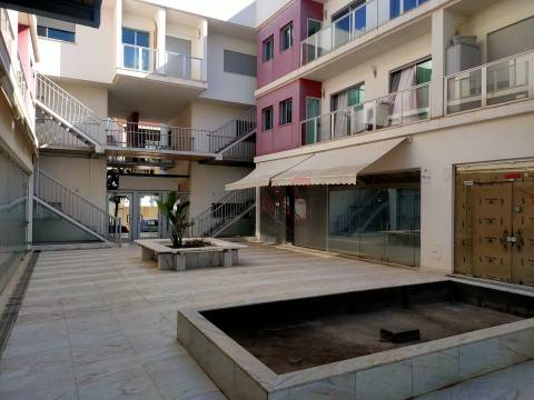 Loja com 166.12 m2 em Guia, Albufeira