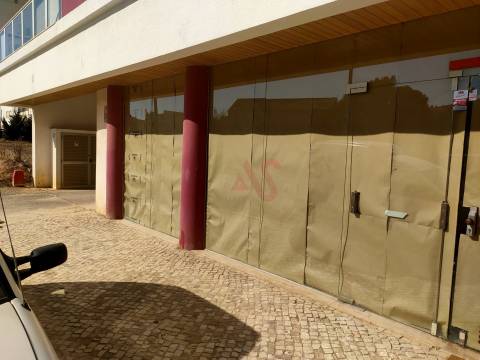 Loja com 166.12 m2 em Guia, Albufeira