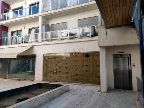 Loja com 166.12 m2 em Guia, Albufeira