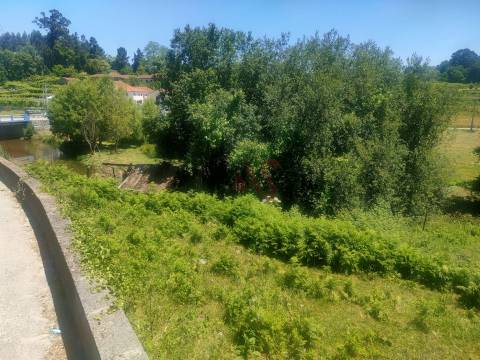 Quinta  com 2000m2 Urbanizáveis |  composta por Moradia ,  Moinho e  mais 5 em Nevogilde, Lousada