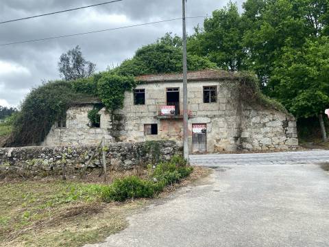 Quinta para restaurar com 19.277 m2 em Nogueira, Lousada