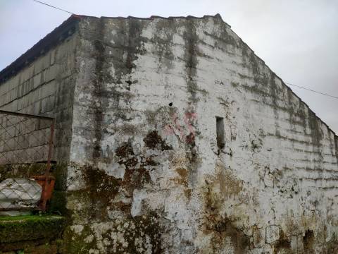 Moradia T5 para reabilitar em Nevogilde, Lousada