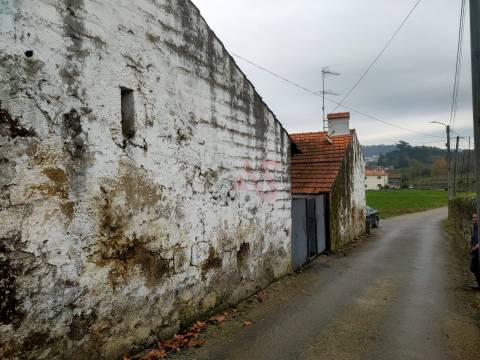Moradia T5 para reabilitar em Nevogilde, Lousada