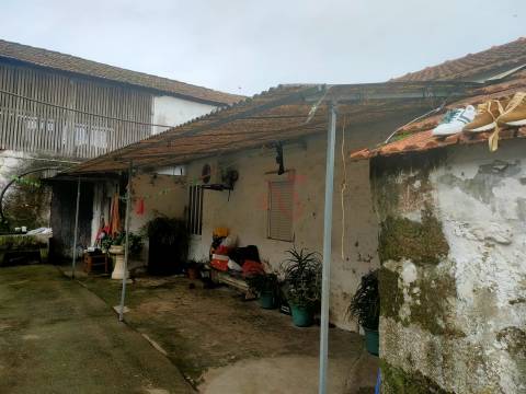 Moradia T5 para reabilitar em Nevogilde, Lousada