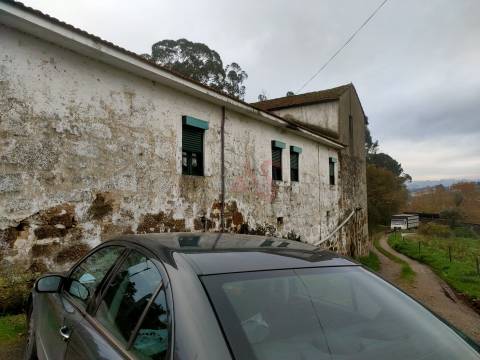 Moradia T5 para reabilitar em Nevogilde, Lousada