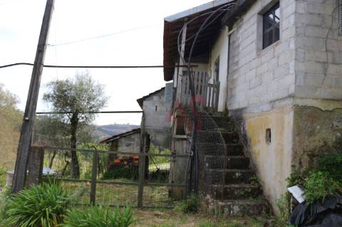 Moradia T2 para restaurar em Fervença, Celorico de Basto