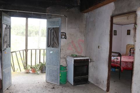 Moradia T2 para restaurar em Fervença, Celorico de Basto