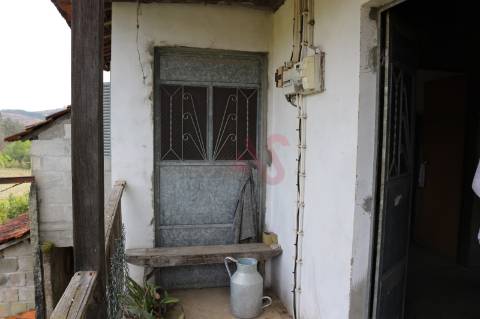 Moradia T2 para restaurar em Fervença, Celorico de Basto