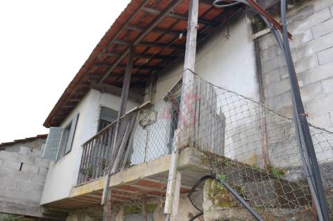 Moradia T2 para restaurar em Fervença, Celorico de Basto