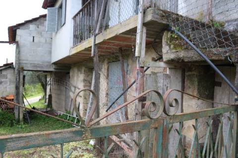Moradia T2 para restaurar em Fervença, Celorico de Basto