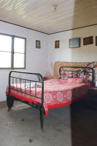 Moradia T2 para restaurar em lote de terreno com 4.049 m2 em Fervença, Celorico de Basto