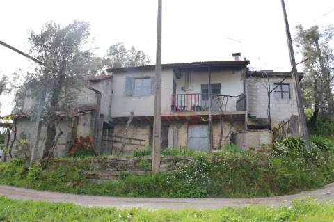 Moradia T2 para restaurar em lote de terreno com 4.049 m2 em Fervença, Celorico de Basto
