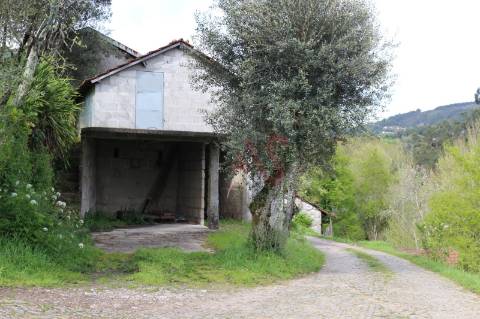 Moradia T2 para restaurar em lote de terreno com 4.049 m2 em Fervença, Celorico de Basto
