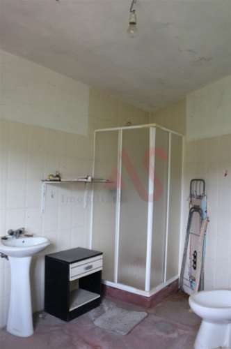 Moradia T2 para restaurar em lote de terreno com 4.049 m2 em Fervença, Celorico de Basto