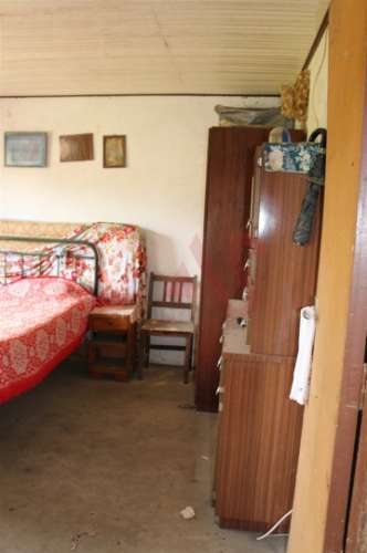 Moradia T2 para restaurar em lote de terreno com 4.049 m2 em Fervença, Celorico de Basto