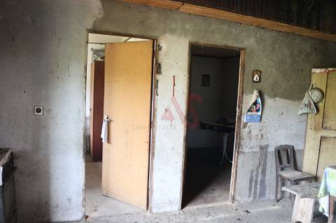 Moradia T2 para restaurar em lote de terreno com 4.049 m2 em Fervença, Celorico de Basto