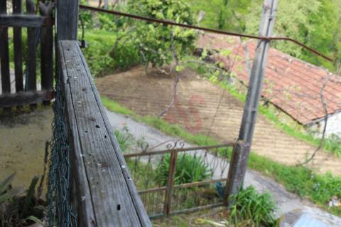 Moradia T2 para restaurar em lote de terreno com 4.049 m2 em Fervença, Celorico de Basto