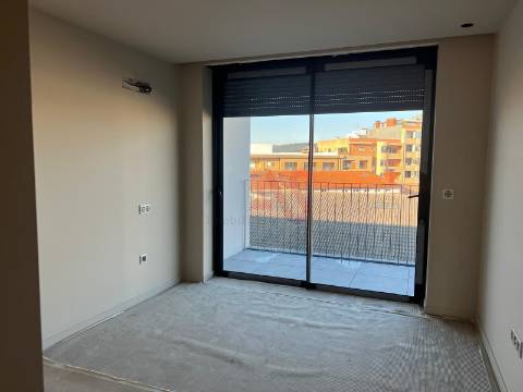 Apartamento T4 com piscina privativa no terraço no 4.º andar no Centro de Paços de Ferreira