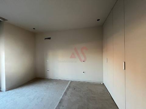 Apartamento T4 com piscina privativa no terraço no 4.º andar no Centro de Paços de Ferreira