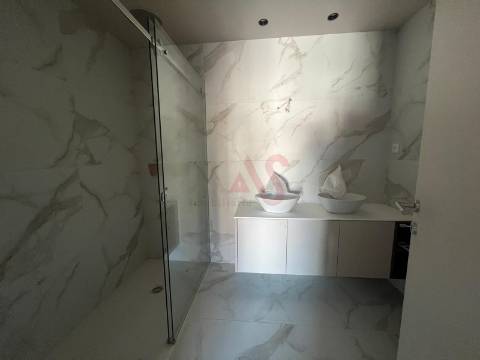 Apartamento T4 com piscina privativa no terraço no 4.º andar no Centro de Paços de Ferreira