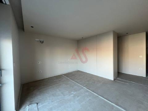 Apartamento T4 com piscina privativa no terraço no 4.º andar no Centro de Paços de Ferreira