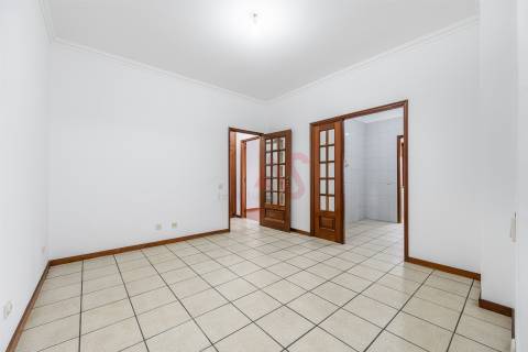Apartamento T1 no Centro de Felgueiras com Arrecadação &#124; 4.º Andar com Elevador