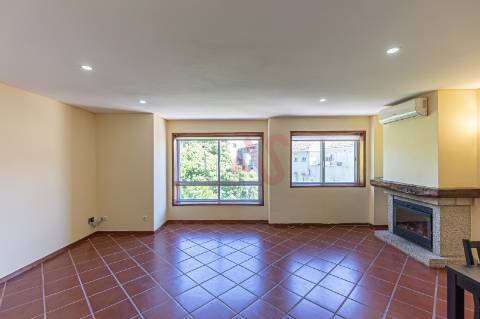 Apartamento T4 Duplex | Próximo das Faculdades | com 4 Quartos ( 1 Suite ),  A/C , Paranhos, Porto