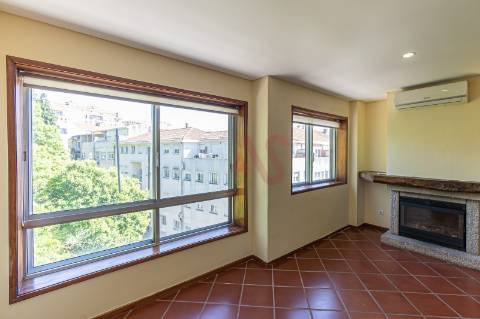 Apartamento T4 Duplex | Próximo das Faculdades | com 4 Quartos ( 1 Suite ),  A/C , Paranhos, Porto