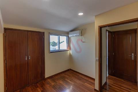 Apartamento T4 Duplex | Próximo das Faculdades | com 4 Quartos ( 1 Suite ),  A/C , Paranhos, Porto