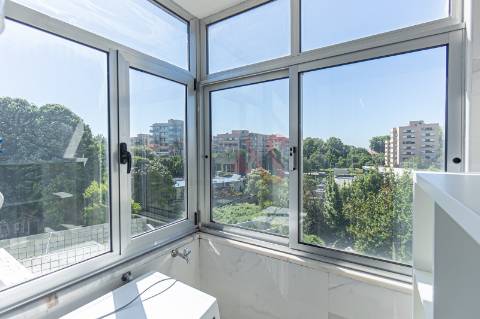 Apartamento T4 Duplex | Próximo das Faculdades | com 4 Quartos ( 1 Suite ),  A/C , Paranhos, Porto