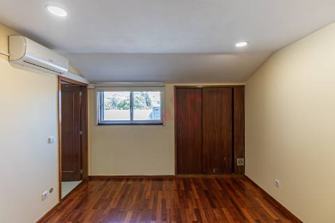 Apartamento T4 Duplex | Próximo das Faculdades | com 4 Quartos ( 1 Suite ),  A/C , Paranhos, Porto