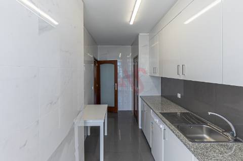 Apartamento T4 Duplex | Próximo das Faculdades | com 4 Quartos ( 1 Suite ),  A/C , Paranhos, Porto