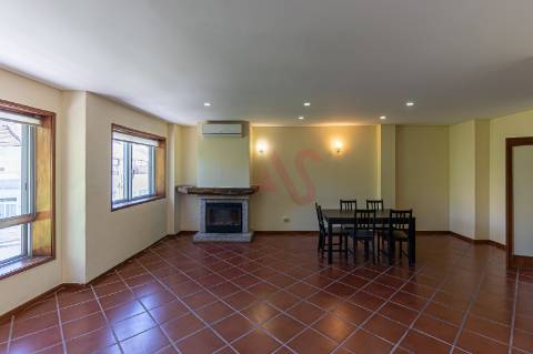 Apartamento T4 Duplex | Próximo das Faculdades | com 4 Quartos ( 1 Suite ),  A/C , Paranhos, Porto