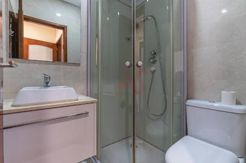 Apartamento T4 Duplex | Próximo das Faculdades | com 4 Quartos ( 1 Suite ),  A/C , Paranhos, Porto